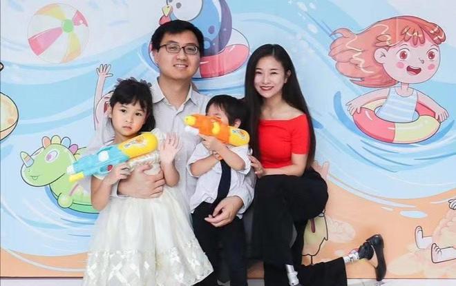 个月大的女儿、丈夫出轨却活成自己的女王龙八国际娱乐网站她23岁失去双腿和10(图2)