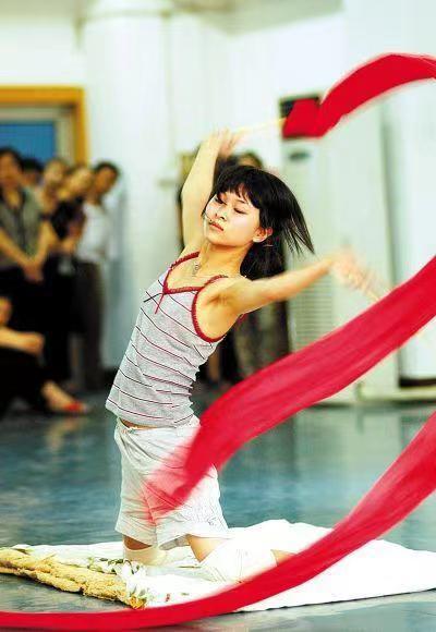 个月大的女儿、丈夫出轨却活成自己的女王龙八国际娱乐网站她23岁失去双腿和10(图5)