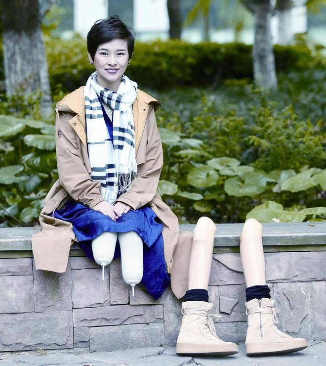 个月大的女儿、丈夫出轨却活成自己的女王龙八国际娱乐网站她23岁失去双腿和10(图3)