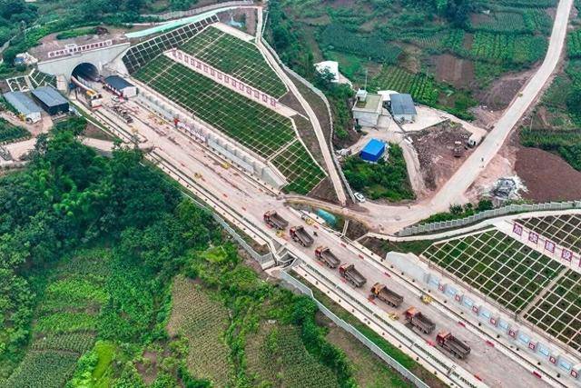 隧道贯通成都重庆至昆明旅行时间大幅缩短long8登录渝昆高铁新进展：谢家榜