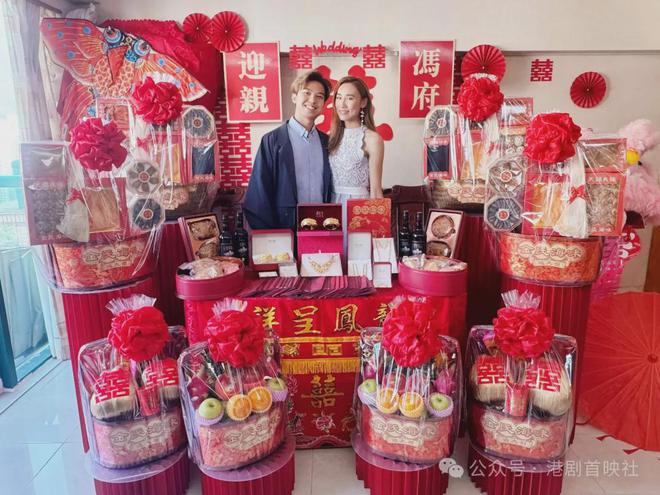 将成婚纱相连换4套晚装大晒好身材long8登录恭喜！“东张女神”(图2)