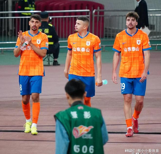 “自媒体”对阵海港裁判成悬疑外援“站桩”崔康熙俱乐部打脸(图2)